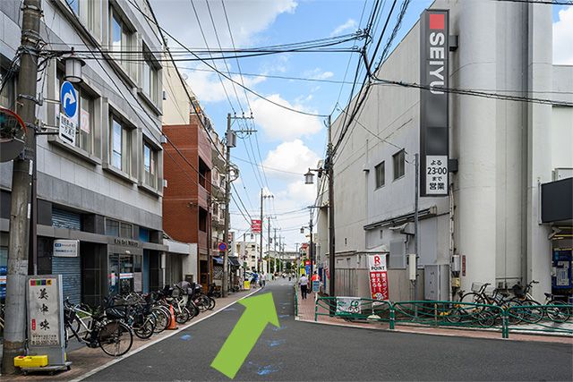 西友を右手側に通り過ぎて直進します。